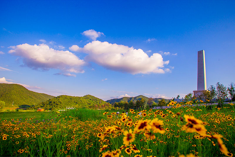 2014年7月3日照金牧場(chǎng)與紀(jì)念碑.jpg